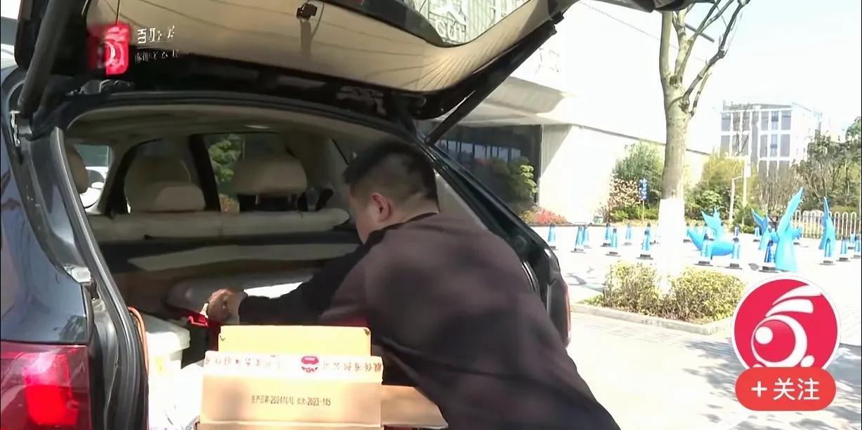 “我车钥匙交给你们餐厅保安保管的，现在车里的所有贵重物品都消失了，你们应当赔偿我