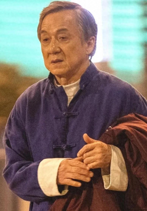 成龙71岁仍奋战影坛：新片造型变老，多部电影已规划到5年后