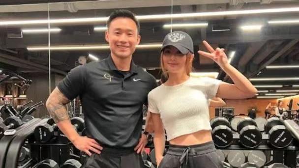 【独家踢爆】阿Sa新欢曝光！情定肌肉男神教练，借猫传情暗秀恩爱