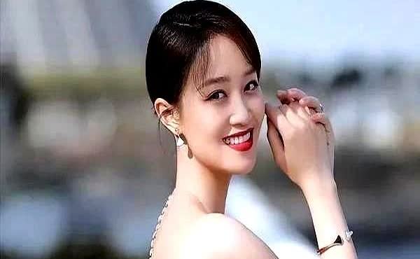 蓝盈莹和曹骏分手的事情终于弄明白了！这里面有很大的秘密！

翻到她之前母亲节