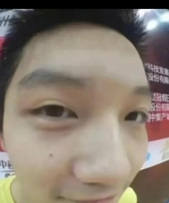 让大家见识一下，东哥的完美构图
#樊振东# 
看清楚哦，不要眨眼。
广州塔小蛮腰