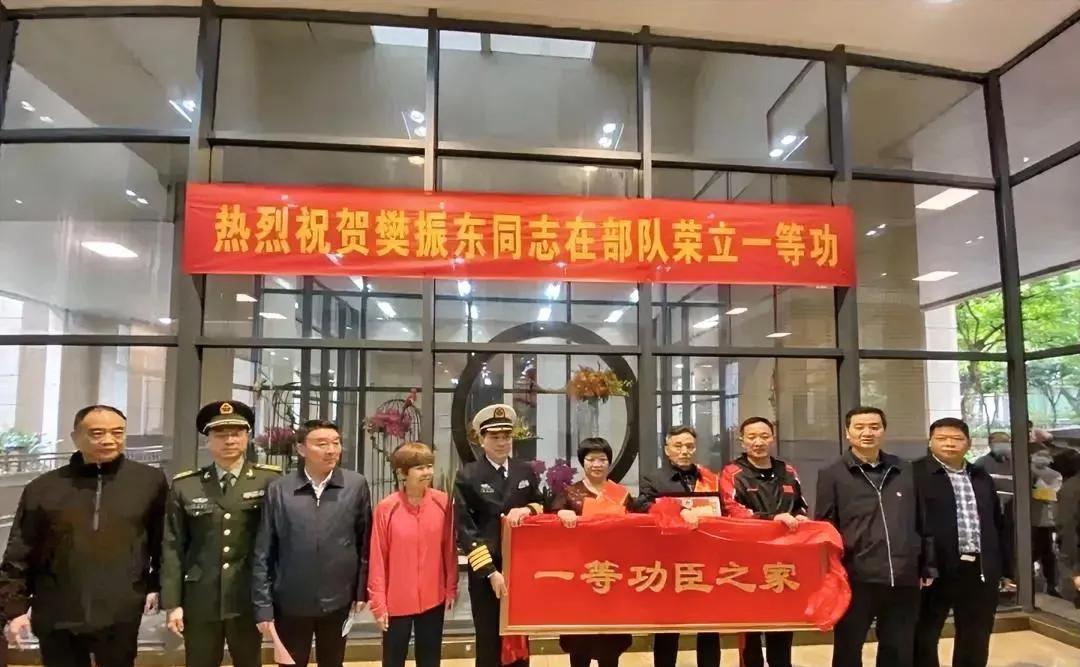 樊振东最高光的时刻，
不是100多个冠军，
不是20多个世界冠军，
不是打没了地