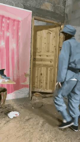 鬼子兵眼盲也就算了，一名弱女子用一个塑料罐就能砸晕一个戴着钢盔的日军。这不是导演