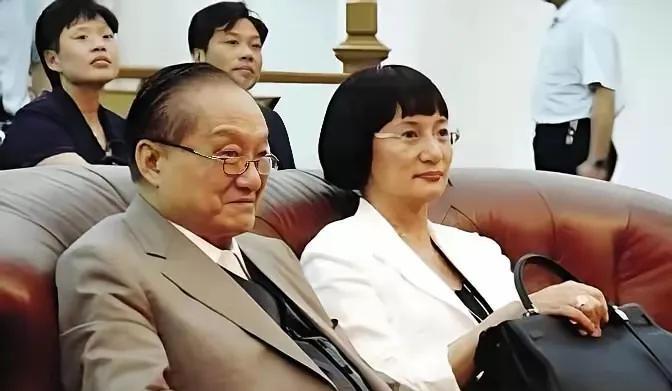 金庸的这段感情纠葛很是复杂。52岁的他出轨23岁的林乐怡，向妻子朱玫提出离婚。妻