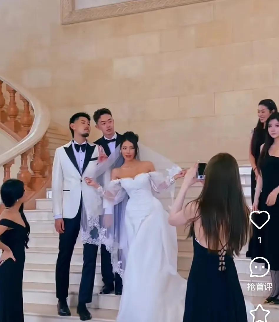 原来在北控和同曦男篮打球的孙思尧结婚了，好兄弟王少杰当伴郎！
孙思尧和老婆与朱松