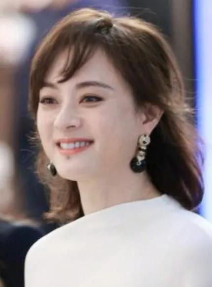 看孙俪演《甄嬛传》《安家》，总觉得她短发利落又飒爽，像朵带刺的玫瑰，没想到留起长