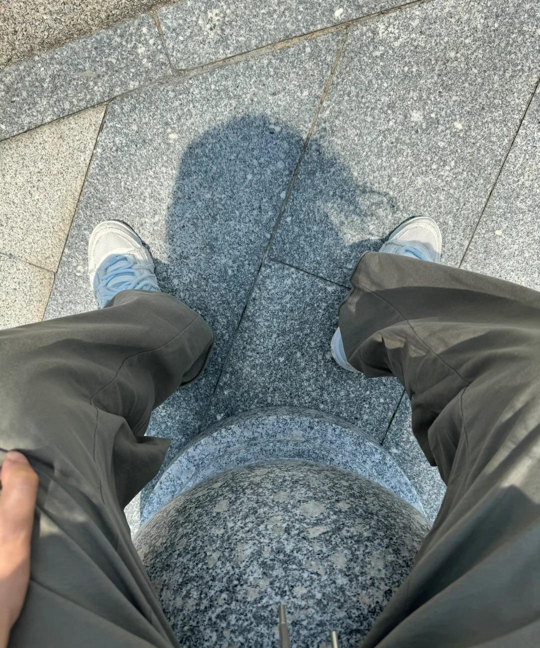 昨天我干了一件尴尬又有意思的事情
下午三点多跑去路边抱石墩，坐石墩
不到十分钟，