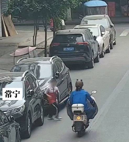 湖南常宁，一女子驾驶电动车不慎撞倒突然从路边窜出的小学生，结果女子三次回看小学生
