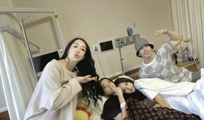 钟丽缇二女儿膝盖韧带撕裂，全家陪她做手术，张伦硕当继父很称职，全程陪伴！ ​​​