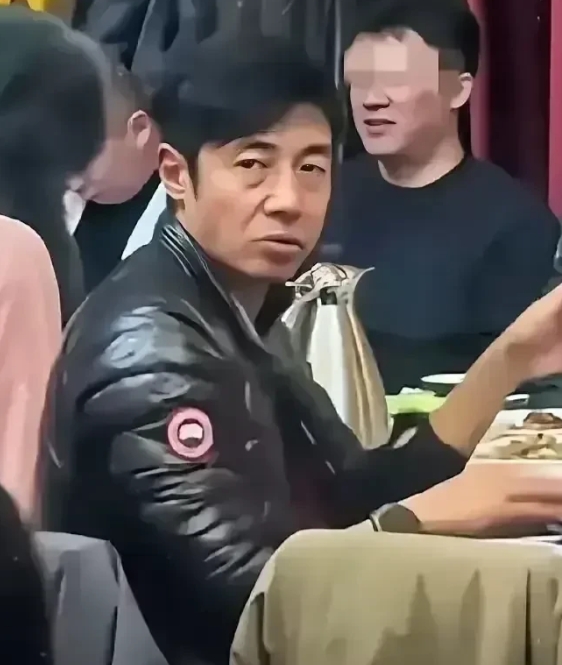 撒贝宁的生图最近引发热议！镜头下的他，脸色泛黄，就像那老坛酸菜面的色泽，着实让人