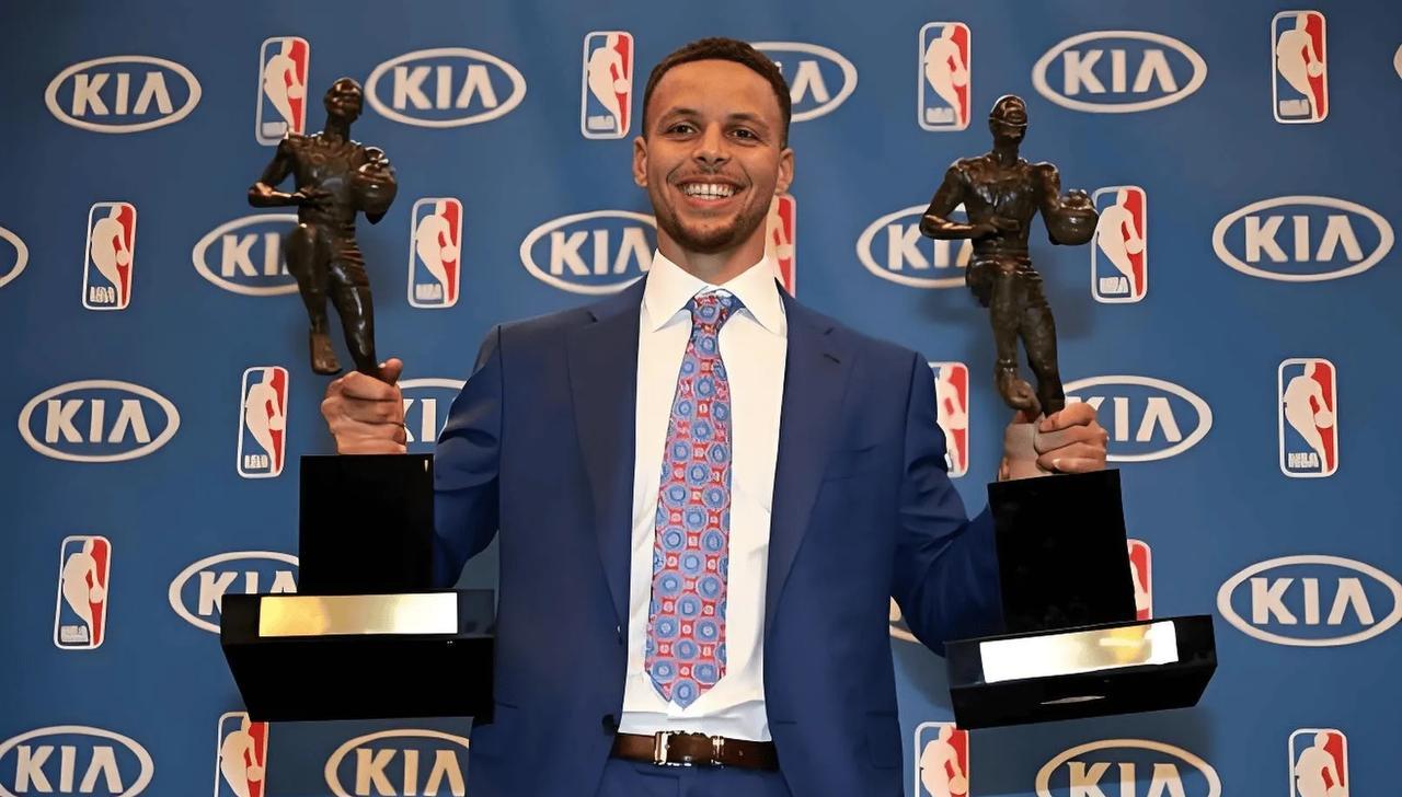 2016年的今天，库里成为NBA历史上唯一的一位全票常规赛MVP，一直觉得那次的