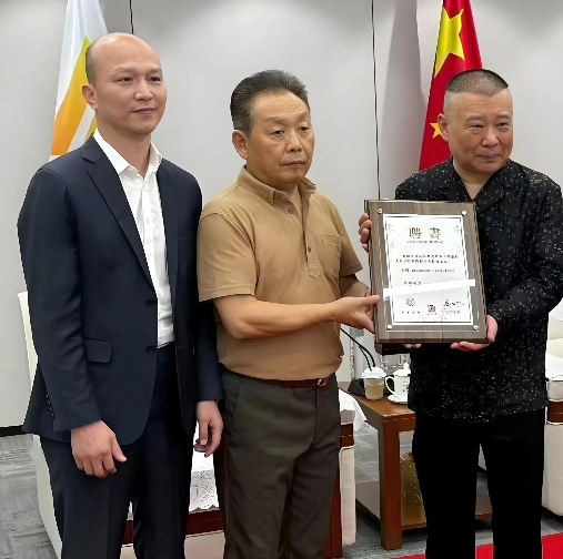 郭德纲三羊开泰，再添三大头衔！
近日，德云班主郭德纲连收三份聘书，分别受聘为香港