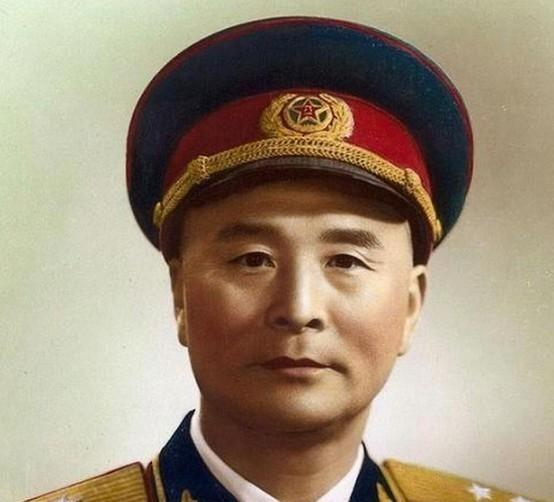 1936年，一位老大娘上山采野果。突然发现一大群苍蝇，在草丛上“嗡嗡嗡”盘旋，她