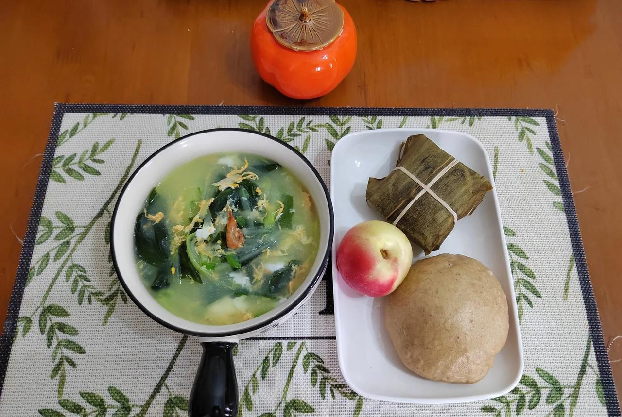 我这个小老太太，干啥啥不行，吃饭第一名！
无论春夏秋冬，一日三餐，到点了就得应时