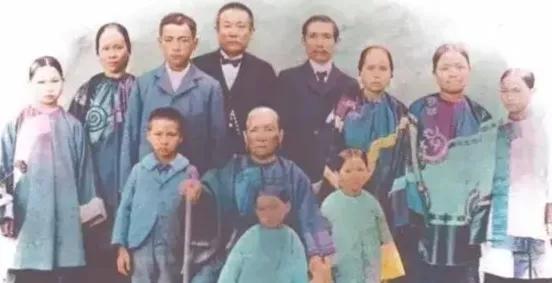 1901年，孙中山与母亲杨太夫人、兄长孙眉等，亲人们在一起，亲情交融，温暖又温馨