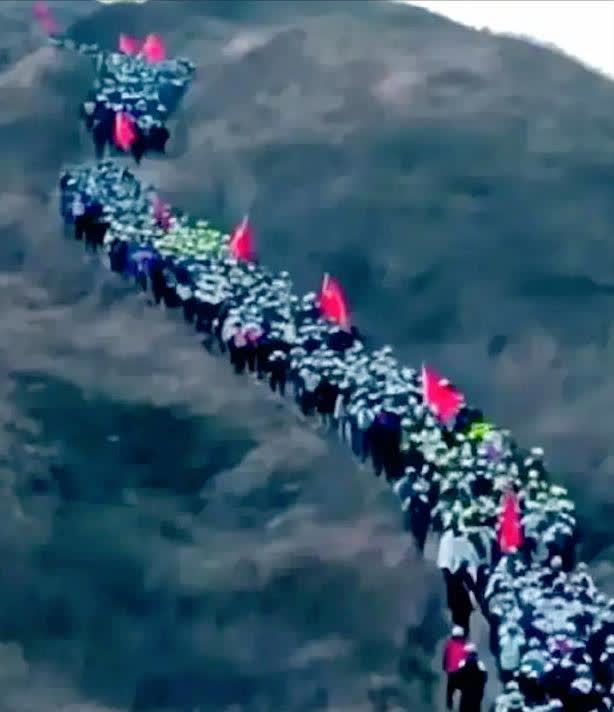师生徒步祭扫活动 
 
某地学校组织了一次祭扫活动。 
师生选择步行前往目