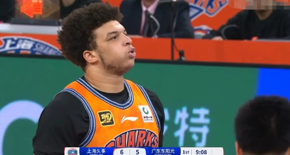 上海久事队超级大外援洛夫顿真是让人失望透顶！在今天上海久事主场迎战广东东阳光的上