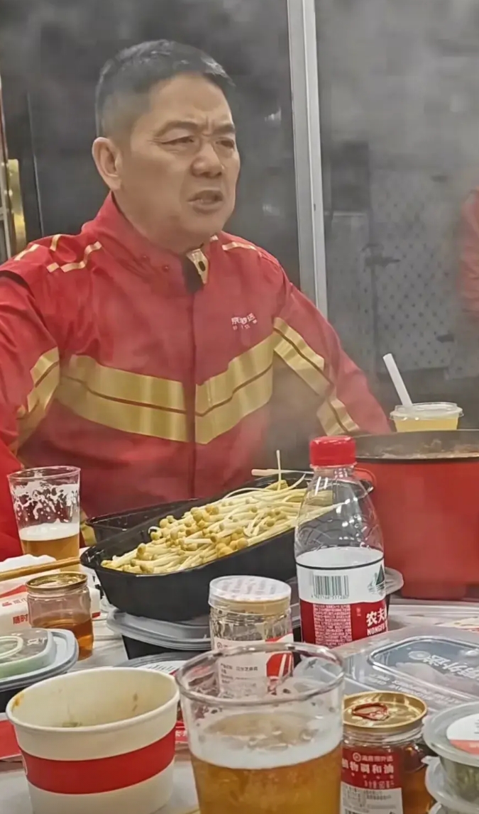 和几个朋友吃烧烤，隔壁一老者就他声音最大，特能讲，特能吹，说什么一年挣几个亿，听