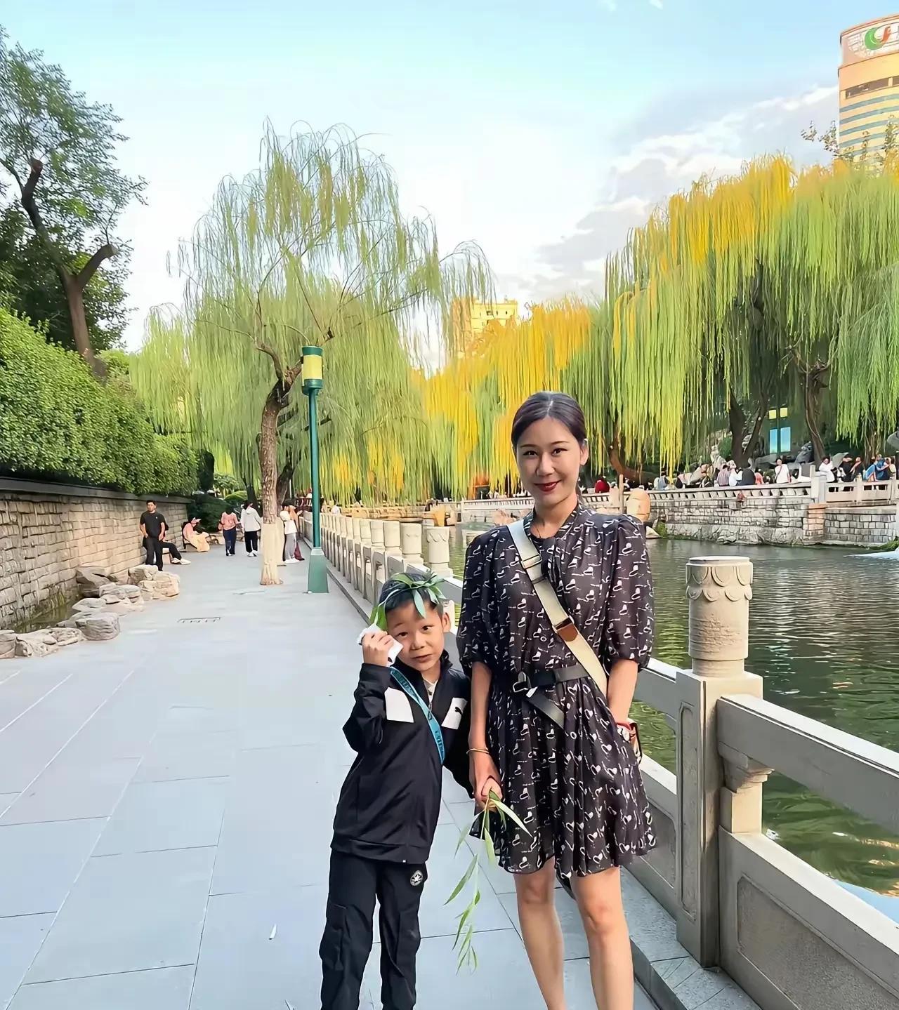 一位37岁的离异女士，身材出众，肤白貌美，身边带一个男孩，一年来相了十几个男人都
