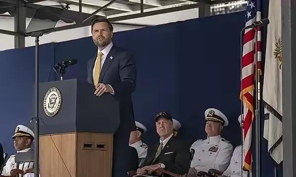 最新消息：据新加坡《联合早报》消息，近期，美国副总统万斯在美国马里兰州安纳波利海