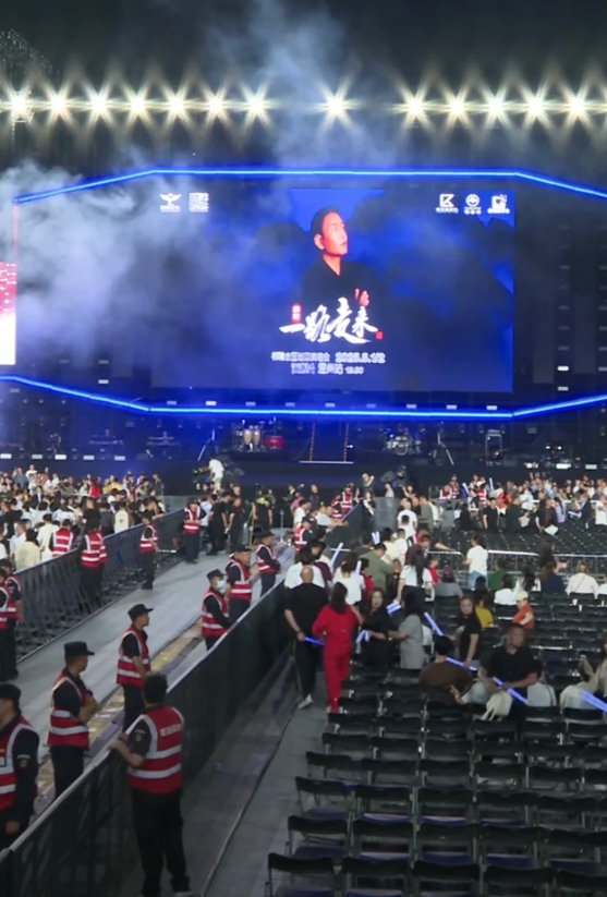 真的搞笑死了！祁隆温州演唱会上座率不到三成。

刚刚看到网络音乐创作人祁隆温州演