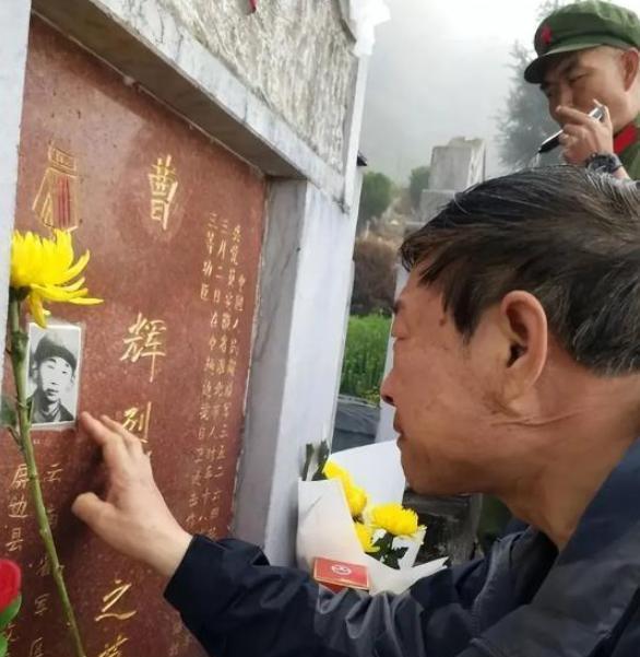2019年，149师副师长曹从连离休后，特地来到烈士陵园，他抚摸着儿子的墓碑。4