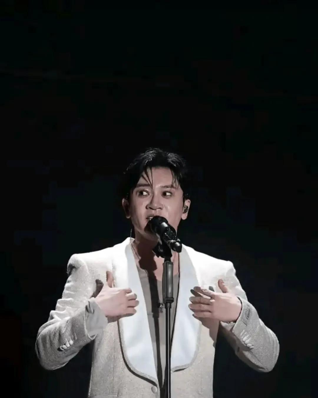 苏有朋最近演唱会化了烟熏妆，好多人吐槽说这个妆显老，还把他皮肤松弛、脸垮这些问题