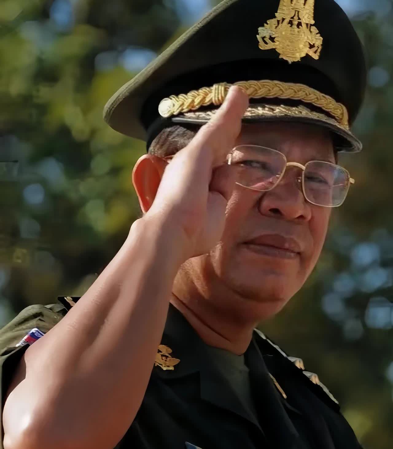 柬埔寨被泰国打的原因主要有三点：
第一，洪森家族在柬埔寨统治多年，腐败专制，剥