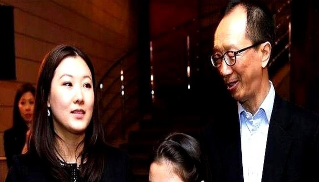 伏明霞24岁嫁给了50岁的百亿富豪梁锦松。如今她才46岁，儿子已经21岁。

可