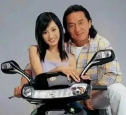 2003年，49岁的成龙代言摩托车广告，片酬50w，16岁的杨幂和成龙搭档，报酬