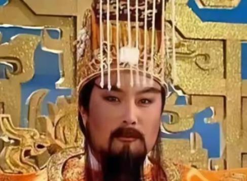 那天，王卫国站在店门口，风吹过，冥币在手里沙沙作响。他脑海里闪过拍摄《西游记续集