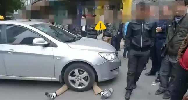 大快人心！
沈阳女子等红灯时无聊玩手机，没瞧见大妈躺车跟前碰瓷，绿灯起步直接悲