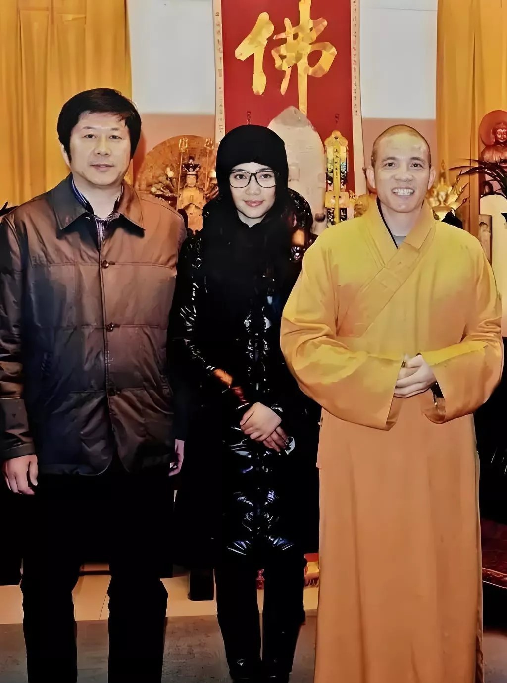 这是李冰冰当年到访洛阳白马寺和方丈住持印乐法师的合影！

当时她穿着一身黑色