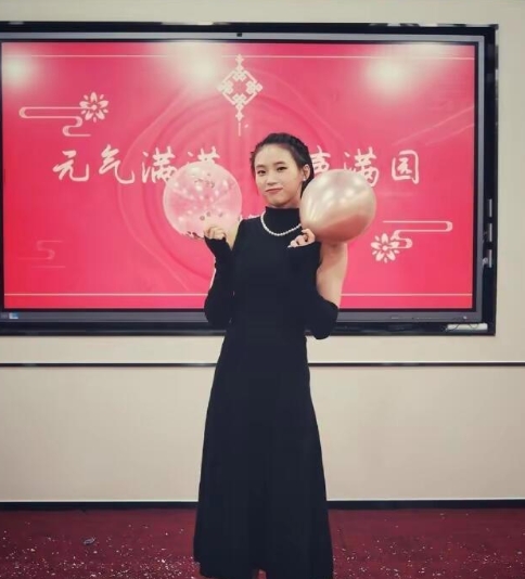 陈芋汐穿上赫本风长款小黑裙，变成黑天鹅，谁注意到她手臂了？果然只有运动服能封印运