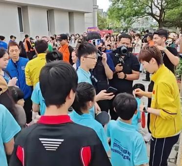 太过分了！刘国梁带王曼昱、梁靖崑一起参加活动，与乒乓球学校的学生学习、交流。
有