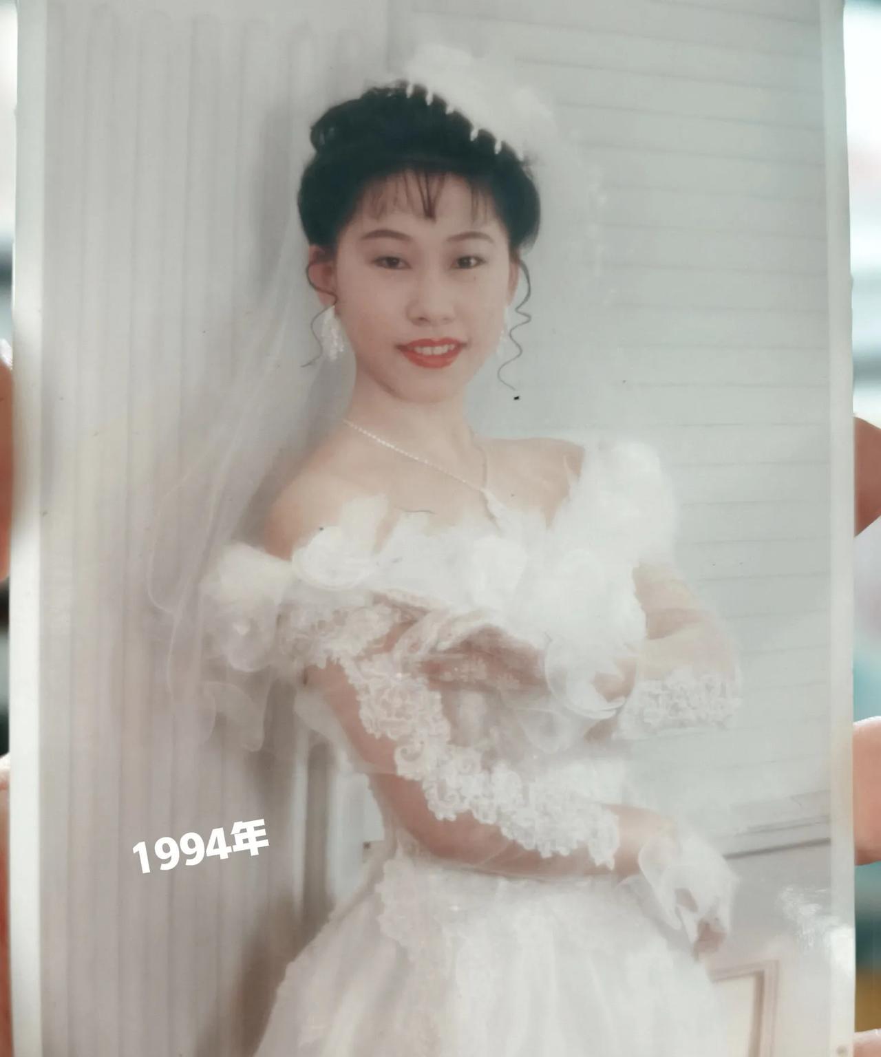 30年前你怎么穿婚纱#头号创作者激励计划#
早晨起来，下雨了
穿过长廊，去储藏室