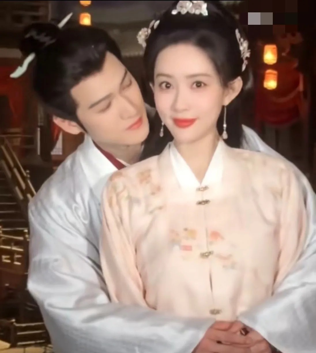 关于李昀锐，

我发现他身上有一个玄学，准的可怕

就是喜欢和美女拍戏！都会