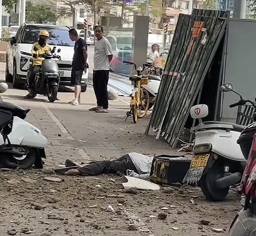 三亚工程推车高空坠落，砸中三名路人，一人当场死亡，2人送医。
8月26日15时许