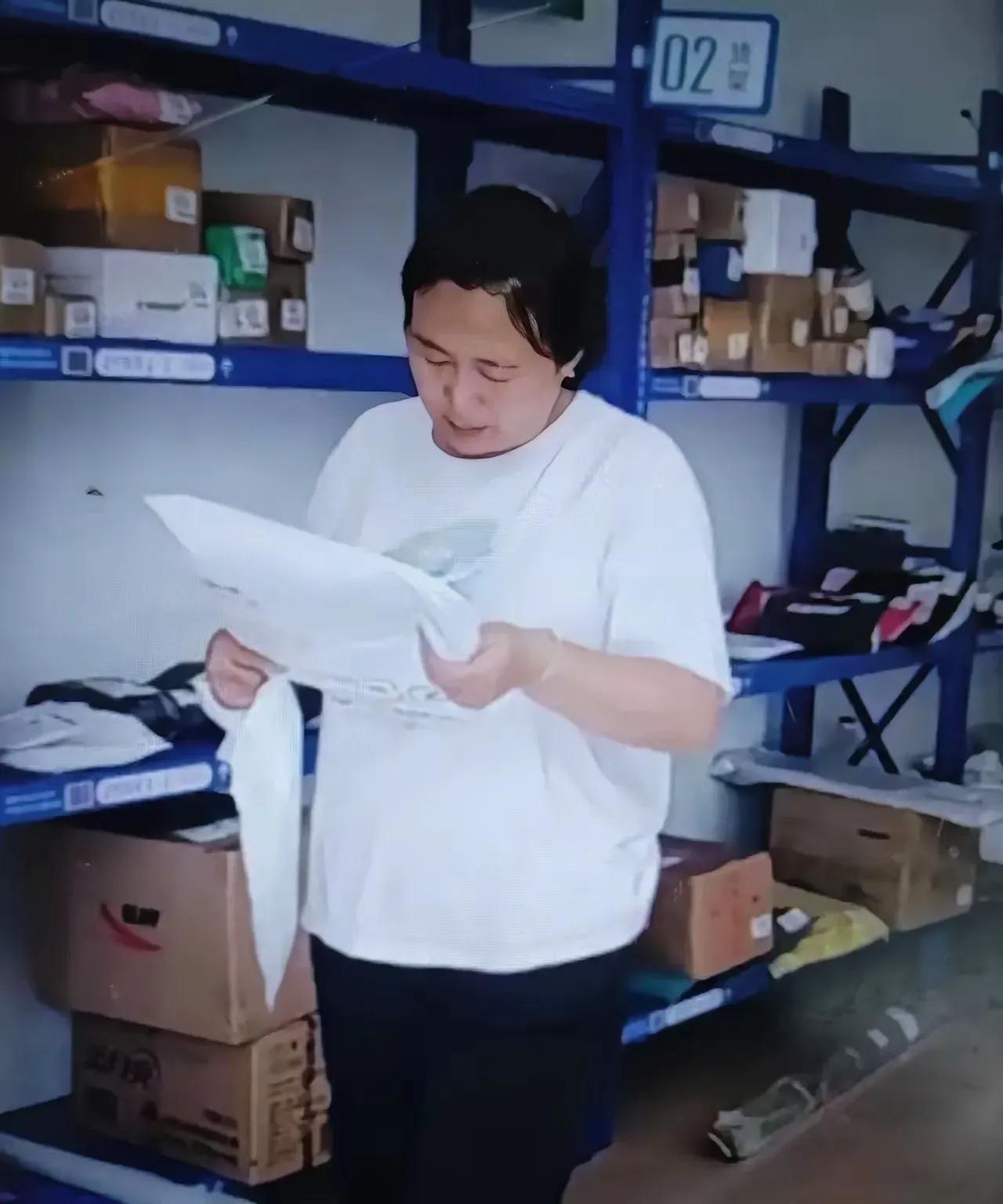 全网都在传这个开快递驿站的女人是谢浩南的母亲，怎么感觉有些不敢相信呢？
毕竟谢浩