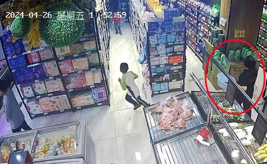 7岁男孩和妈妈去楼下刚开业第一天的超市购物，期间，与偶遇的小伙伴在超市里奔跑追逐