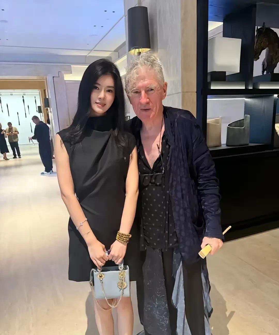 问世间钱为何物？
直叫人以身相许！
他白发苍苍
她貌美如花
他家财万贯
她年轻活