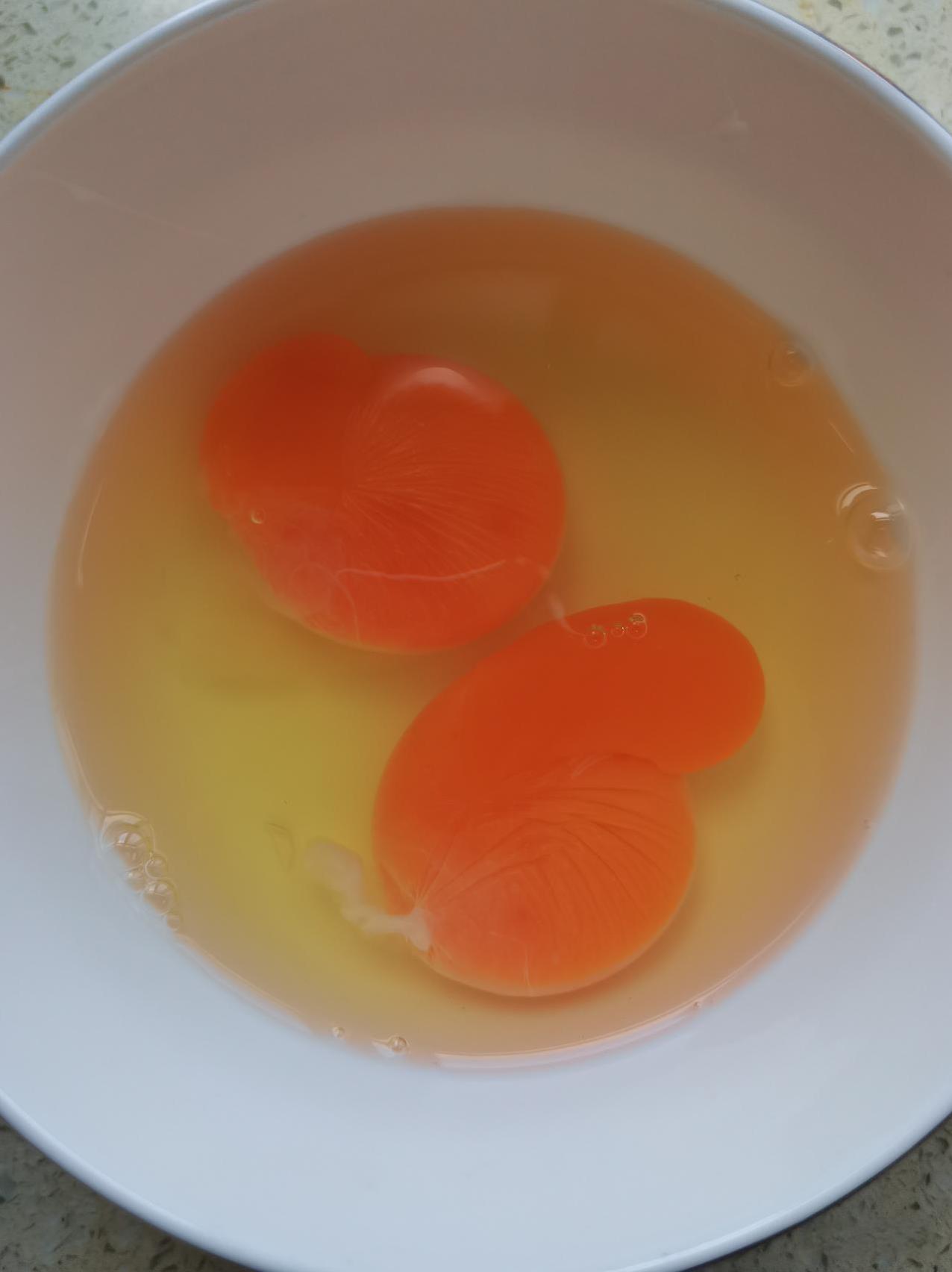 人生百态：这种鸡蛋能吃吗？
        昨天从商场买的鸡蛋，今天打开一看，令