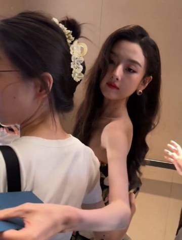 近距离感受一下宋祖儿到底能有多瘦，感觉她的胳膊只剩骨头了