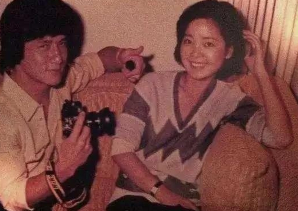 1979年，成龙把邓丽君追到手，结果定下婚期之后又分手了，转身娶了林凤娇。后来在