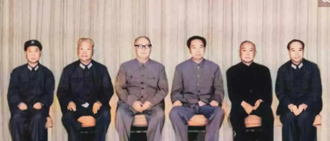 1976年10月这张老照片，为啥看一回热一回眼眶？右一汪东兴，右二李先念，右三华