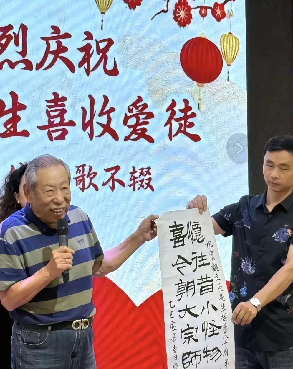天津这些相声艺术家们是真忙。
几乎每个月都有这个收徒那个拜师的。
这个时候他们就