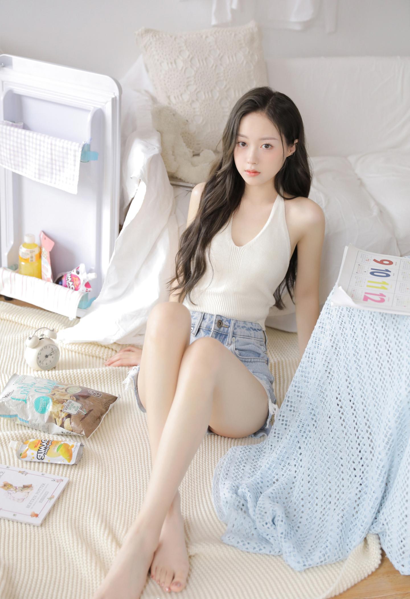 笑话：一对男女相亲，在西餐厅，男人让女人点餐，女人只点一瓶矿泉水。男人说自己会买