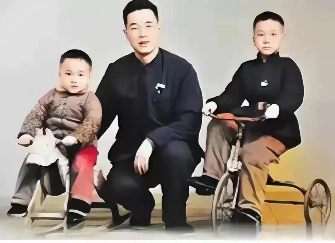 1965年，李鹏和两个儿子在北京一起拍了照片。网友：父子仨真帅