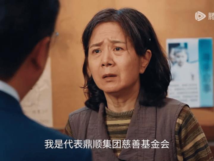《利剑玫瑰》邓妍的表哥表嫂给章阿姨提供了21万的资助
还提议让团圆小馆跟鼎盛集团