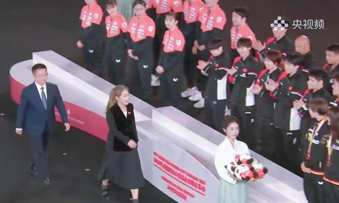 刘诗雯来了，她穿着职业套装，优雅从容，迈着轻盈的脚步向着颁奖现场走来。
当小枣经